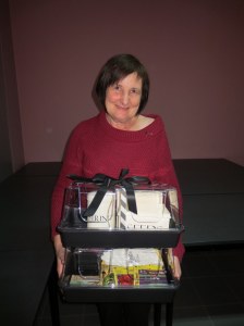 Greta met zaaibakje voor het Veldje